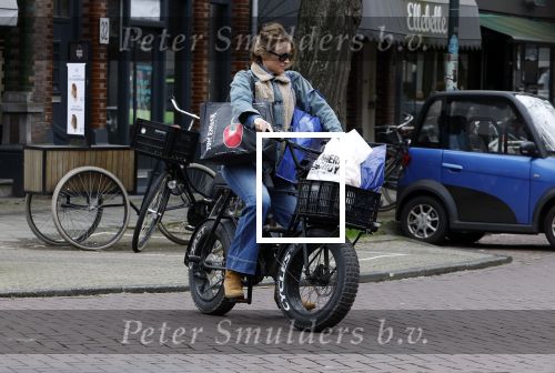 Amsterdam 11 april 2024
Lieke v Lexmond doet boodschappen op haar electrische Fatbike  op straat in Amsterdam Zuid.