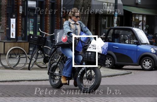 Amsterdam 11 april 2024
Lieke v Lexmond doet boodschappen op haar electrische Fatbike  op straat in Amsterdam Zuid.