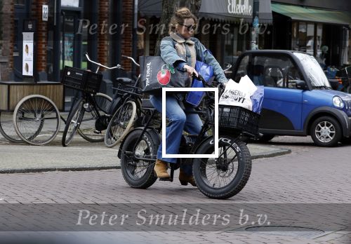 Amsterdam 11 april 2024
Lieke v Lexmond doet boodschappen op haar electrische Fatbike  op straat in Amsterdam Zuid.