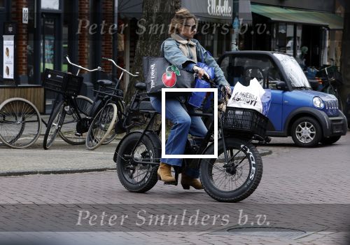 Amsterdam 11 april 2024
Lieke v Lexmond doet boodschappen op haar electrische Fatbike  op straat in Amsterdam Zuid.