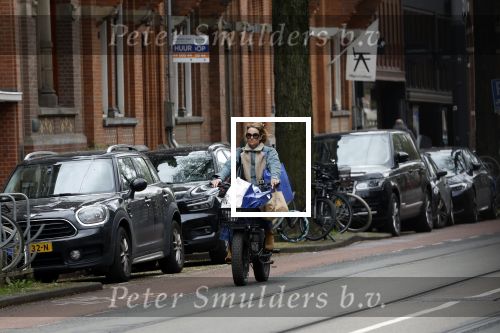 Amsterdam 11 april 2024
Lieke v Lexmond doet boodschappen op haar electrische Fatbike  op straat in Amsterdam Zuid.