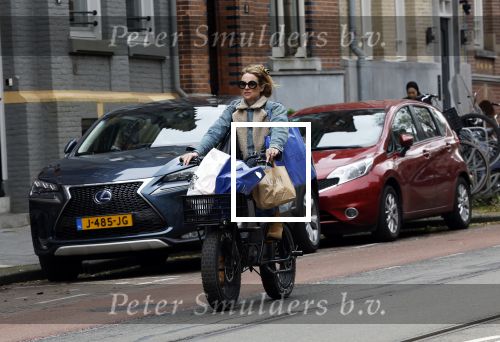 Amsterdam 11 april 2024
Lieke v Lexmond doet boodschappen op haar electrische Fatbike  op straat in Amsterdam Zuid.