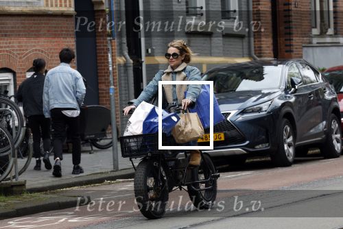 Amsterdam 11 april 2024
Lieke v Lexmond doet boodschappen op haar electrische Fatbike  op straat in Amsterdam Zuid.