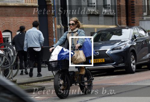 Amsterdam 11 april 2024
Lieke v Lexmond doet boodschappen op haar electrische Fatbike  op straat in Amsterdam Zuid.