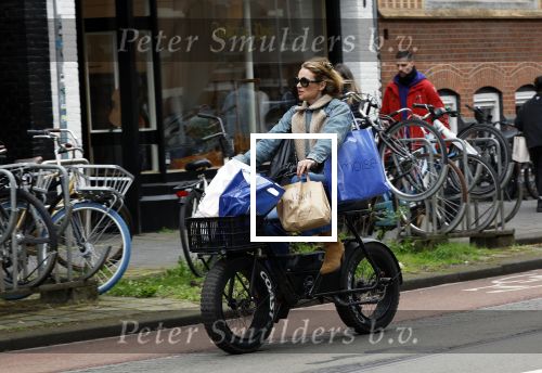 Amsterdam 11 april 2024
Lieke v Lexmond doet boodschappen op haar electrische Fatbike  op straat in Amsterdam Zuid.
