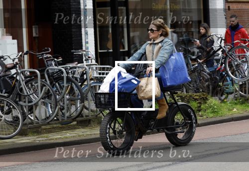 Amsterdam 11 april 2024
Lieke v Lexmond doet boodschappen op haar electrische Fatbike  op straat in Amsterdam Zuid.