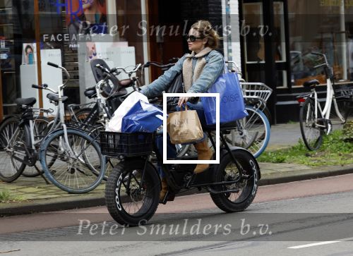 Amsterdam 11 april 2024
Lieke v Lexmond doet boodschappen op haar electrische Fatbike  op straat in Amsterdam Zuid.