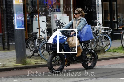 Amsterdam 11 april 2024
Lieke v Lexmond doet boodschappen op haar electrische Fatbike  op straat in Amsterdam Zuid.