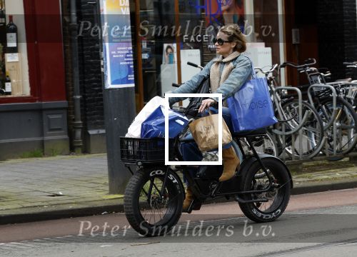 Amsterdam 11 april 2024
Lieke v Lexmond doet boodschappen op haar electrische Fatbike  op straat in Amsterdam Zuid.