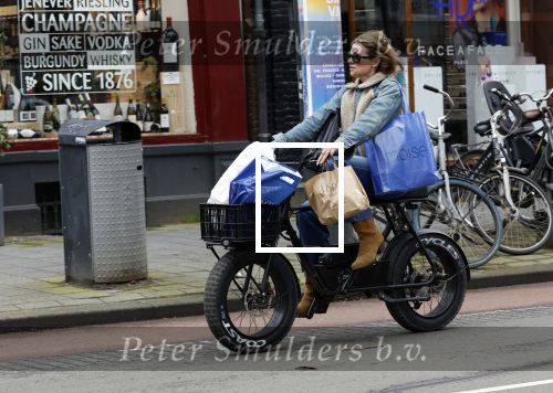 Amsterdam 11 april 2024
Lieke v Lexmond doet boodschappen op haar electrische Fatbike  op straat in Amsterdam Zuid.