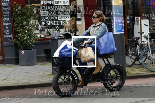 Amsterdam 11 april 2024
Lieke v Lexmond doet boodschappen op haar electrische Fatbike  op straat in Amsterdam Zuid.
