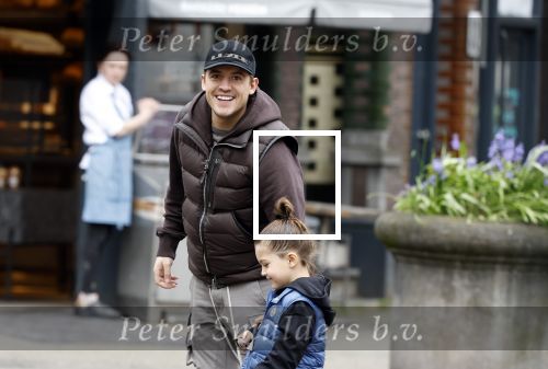 Amsterdam 11 april 2024
Lil Kleine (Jorik Scholten) met zijn zoontje Lio op straat in Amsterdam Zuid.