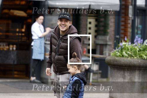 Amsterdam 11 april 2024
Lil Kleine (Jorik Scholten) met zijn zoontje Lio op straat in Amsterdam Zuid.
