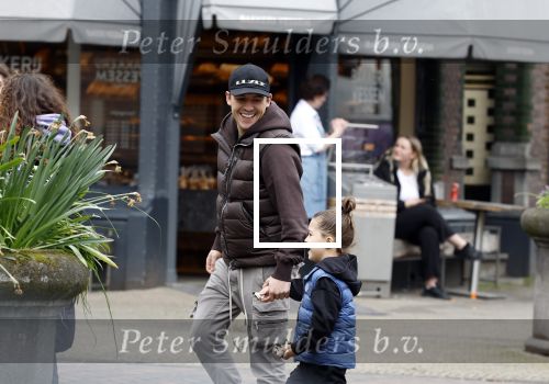 Amsterdam 11 april 2024
Lil Kleine (Jorik Scholten) met zijn zoontje Lio op straat in Amsterdam Zuid.