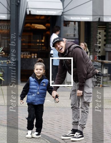 Amsterdam 11 april 2024
Lil Kleine (Jorik Scholten) met zijn zoontje Lio op straat in Amsterdam Zuid.