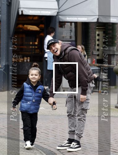 Amsterdam 11 april 2024
Lil Kleine (Jorik Scholten) met zijn zoontje Lio op straat in Amsterdam Zuid.