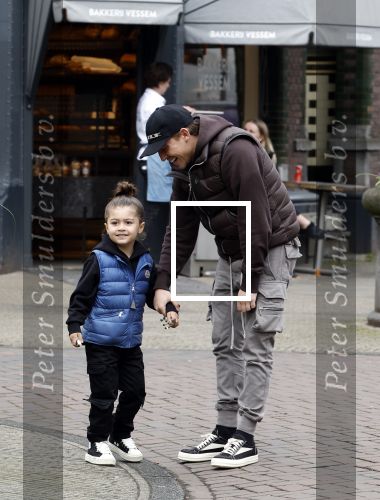 Amsterdam 11 april 2024
Lil Kleine (Jorik Scholten) met zijn zoontje Lio op straat in Amsterdam Zuid.