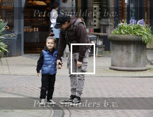Amsterdam 11 april 2024
Lil Kleine (Jorik Scholten) met zijn zoontje Lio op straat in Amsterdam Zuid.