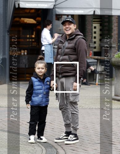 Amsterdam 11 april 2024
Lil Kleine (Jorik Scholten) met zijn zoontje Lio op straat in Amsterdam Zuid.