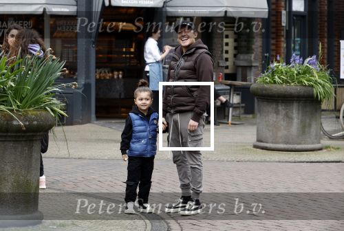 Amsterdam 11 april 2024
Lil Kleine (Jorik Scholten) met zijn zoontje Lio op straat in Amsterdam Zuid.