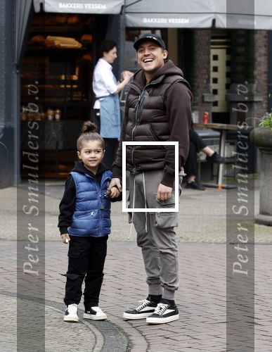 Amsterdam 11 april 2024
Lil Kleine (Jorik Scholten) met zijn zoontje Lio op straat in Amsterdam Zuid.