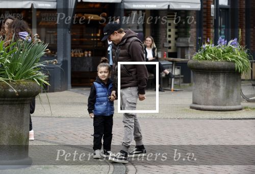 Amsterdam 11 april 2024
Lil Kleine (Jorik Scholten) met zijn zoontje Lio op straat in Amsterdam Zuid.