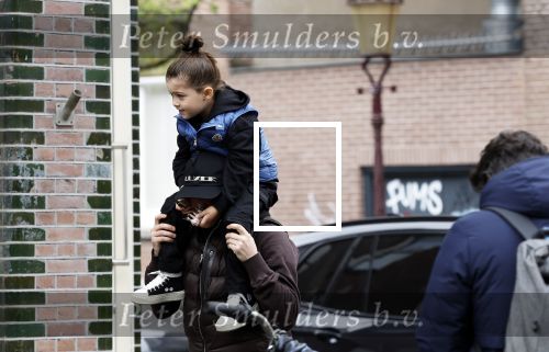 Amsterdam 11 april 2024
Lil Kleine (Jorik Scholten) met zijn zoontje Lio op straat in Amsterdam Zuid.