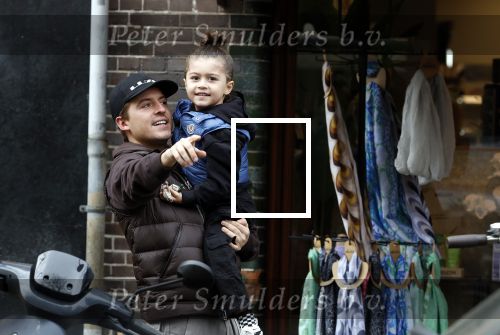 Amsterdam 11 april 2024
Lil Kleine (Jorik Scholten) met zijn zoontje Lio op straat in Amsterdam Zuid.
