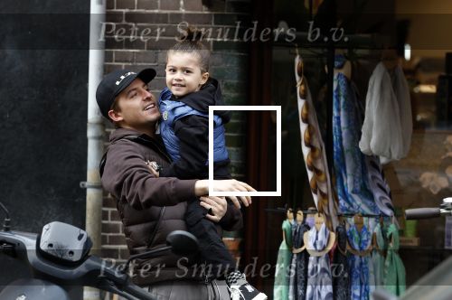 Amsterdam 11 april 2024
Lil Kleine (Jorik Scholten) met zijn zoontje Lio op straat in Amsterdam Zuid.