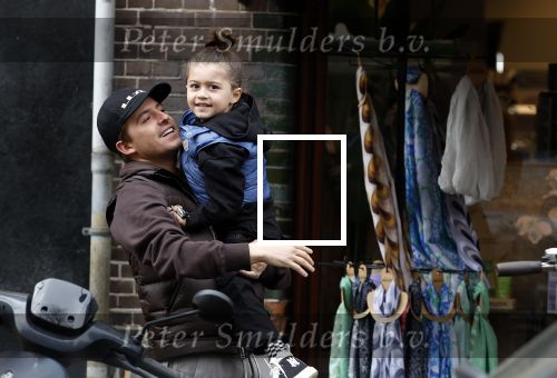 Amsterdam 11 april 2024
Lil Kleine (Jorik Scholten) met zijn zoontje Lio op straat in Amsterdam Zuid.