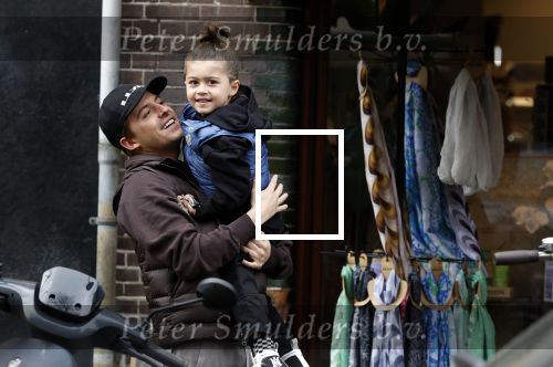 Amsterdam 11 april 2024
Lil Kleine (Jorik Scholten) met zijn zoontje Lio op straat in Amsterdam Zuid.