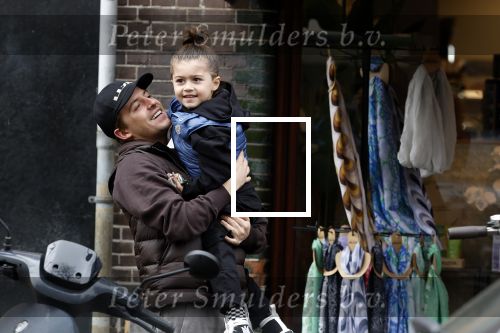Amsterdam 11 april 2024
Lil Kleine (Jorik Scholten) met zijn zoontje Lio op straat in Amsterdam Zuid.