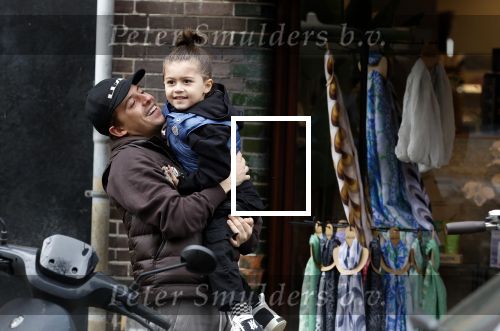 Amsterdam 11 april 2024
Lil Kleine (Jorik Scholten) met zijn zoontje Lio op straat in Amsterdam Zuid.