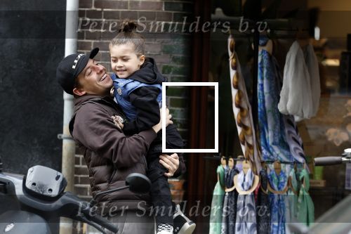 Amsterdam 11 april 2024
Lil Kleine (Jorik Scholten) met zijn zoontje Lio op straat in Amsterdam Zuid.