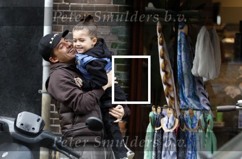 Amsterdam 11 april 2024
Lil Kleine (Jorik Scholten) met zijn zoontje Lio op straat in Amsterdam Zuid.