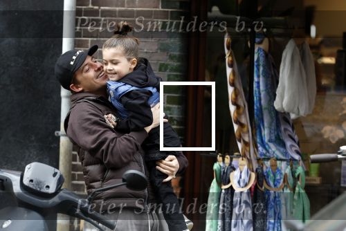 Amsterdam 11 april 2024
Lil Kleine (Jorik Scholten) met zijn zoontje Lio op straat in Amsterdam Zuid.