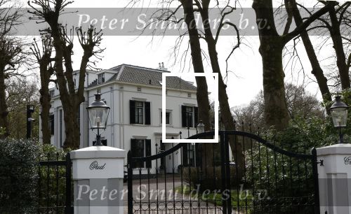 Huizen 6 april 2024
In de wijk waar het huis van Linda de Mol staat rijdt continue een wagn van beveiligingsbedrijf rond.