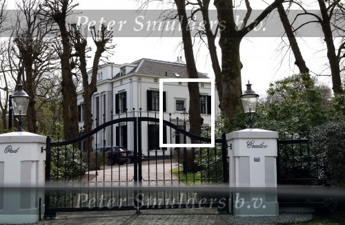 Huizen 6 april 2024
In de wijk waar het huis van Linda de Mol staat rijdt continue een wagn van beveiligingsbedrijf rond.
