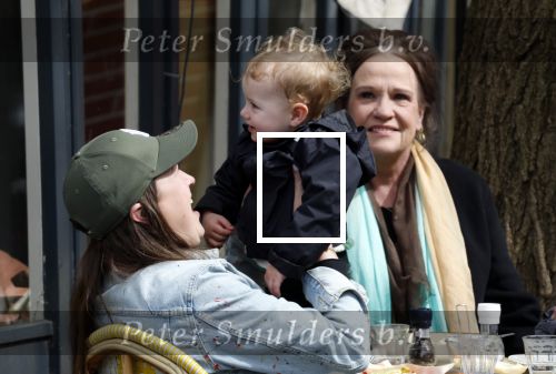 Amsterdam 23 april 2024
Xandra Brood met haar dochters Holly Brood en Lola Brood met zoontje op terras in Amsterdam zuid.