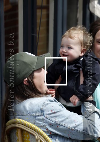 Amsterdam 23 april 2024
Xandra Brood met haar dochters Holly Brood en Lola Brood met zoontje op terras in Amsterdam zuid.