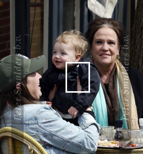 Amsterdam 23 april 2024
Xandra Brood met haar dochters Holly Brood en Lola Brood met zoontje op terras in Amsterdam zuid.