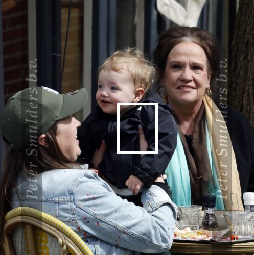 Amsterdam 23 april 2024
Xandra Brood met haar dochters Holly Brood en Lola Brood met zoontje op terras in Amsterdam zuid.