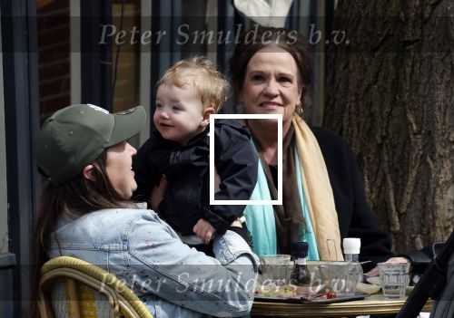 Amsterdam 23 april 2024
Xandra Brood met haar dochters Holly Brood en Lola Brood met zoontje op terras in Amsterdam zuid.
