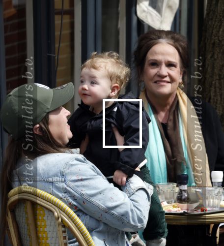 Amsterdam 23 april 2024
Xandra Brood met haar dochters Holly Brood en Lola Brood met zoontje op terras in Amsterdam zuid.