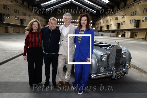 Amsterdam 12 april 2024
Castpresentatie musical De Koning van Amsterdam in de Centrale Markthal, de cast waar onder Margot Ros, Anne Lamsvelt, Hajo Bruins, Martijn Fischer, Sabri Saad el Hamus, Rosa Da Silva, Pepijn Schoneveld, Julia Herfst. Martijn Fischer, Margo Lamsvelt, Margot Ros en Hajo Bruins komen aan in een Rolls Royce
