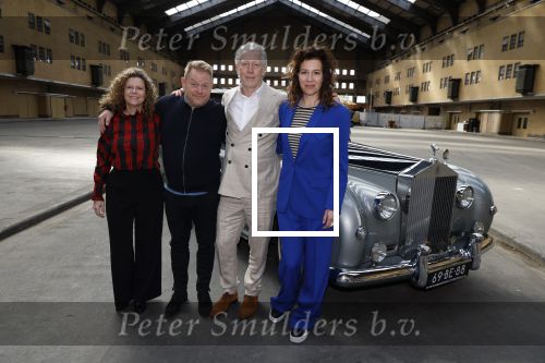 Amsterdam 12 april 2024
Castpresentatie musical De Koning van Amsterdam in de Centrale Markthal, de cast waar onder Margot Ros, Anne Lamsvelt, Hajo Bruins, Martijn Fischer, Sabri Saad el Hamus, Rosa Da Silva, Pepijn Schoneveld, Julia Herfst. Martijn Fischer, Margo Lamsvelt, Margot Ros en Hajo Bruins komen aan in een Rolls Royce