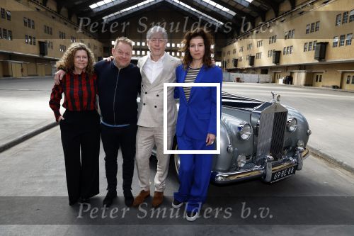 Amsterdam 12 april 2024
Castpresentatie musical De Koning van Amsterdam in de Centrale Markthal, de cast waar onder Margot Ros, Anne Lamsvelt, Hajo Bruins, Martijn Fischer, Sabri Saad el Hamus, Rosa Da Silva, Pepijn Schoneveld, Julia Herfst. Martijn Fischer, Margo Lamsvelt, Margot Ros en Hajo Bruins komen aan in een Rolls Royce