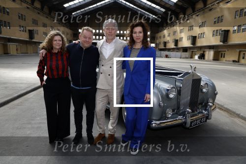 Amsterdam 12 april 2024
Castpresentatie musical De Koning van Amsterdam in de Centrale Markthal, de cast waar onder Margot Ros, Anne Lamsvelt, Hajo Bruins, Martijn Fischer, Sabri Saad el Hamus, Rosa Da Silva, Pepijn Schoneveld, Julia Herfst. Martijn Fischer, Margo Lamsvelt, Margot Ros en Hajo Bruins komen aan in een Rolls Royce