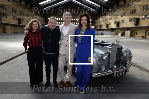 Amsterdam 12 april 2024
Castpresentatie musical De Koning van Amsterdam in de Centrale Markthal, de cast waar onder Margot Ros, Anne Lamsvelt, Hajo Bruins, Martijn Fischer, Sabri Saad el Hamus, Rosa Da Silva, Pepijn Schoneveld, Julia Herfst. Martijn Fischer, Margo Lamsvelt, Margot Ros en Hajo Bruins komen aan in een Rolls Royce