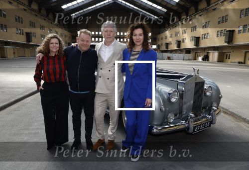 Amsterdam 12 april 2024
Castpresentatie musical De Koning van Amsterdam in de Centrale Markthal, de cast waar onder Margot Ros, Anne Lamsvelt, Hajo Bruins, Martijn Fischer, Sabri Saad el Hamus, Rosa Da Silva, Pepijn Schoneveld, Julia Herfst. Martijn Fischer, Margo Lamsvelt, Margot Ros en Hajo Bruins komen aan in een Rolls Royce